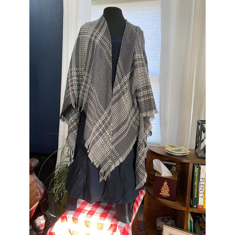 Lauren Conrad NWT Woven Open Front Shawl Cape‎